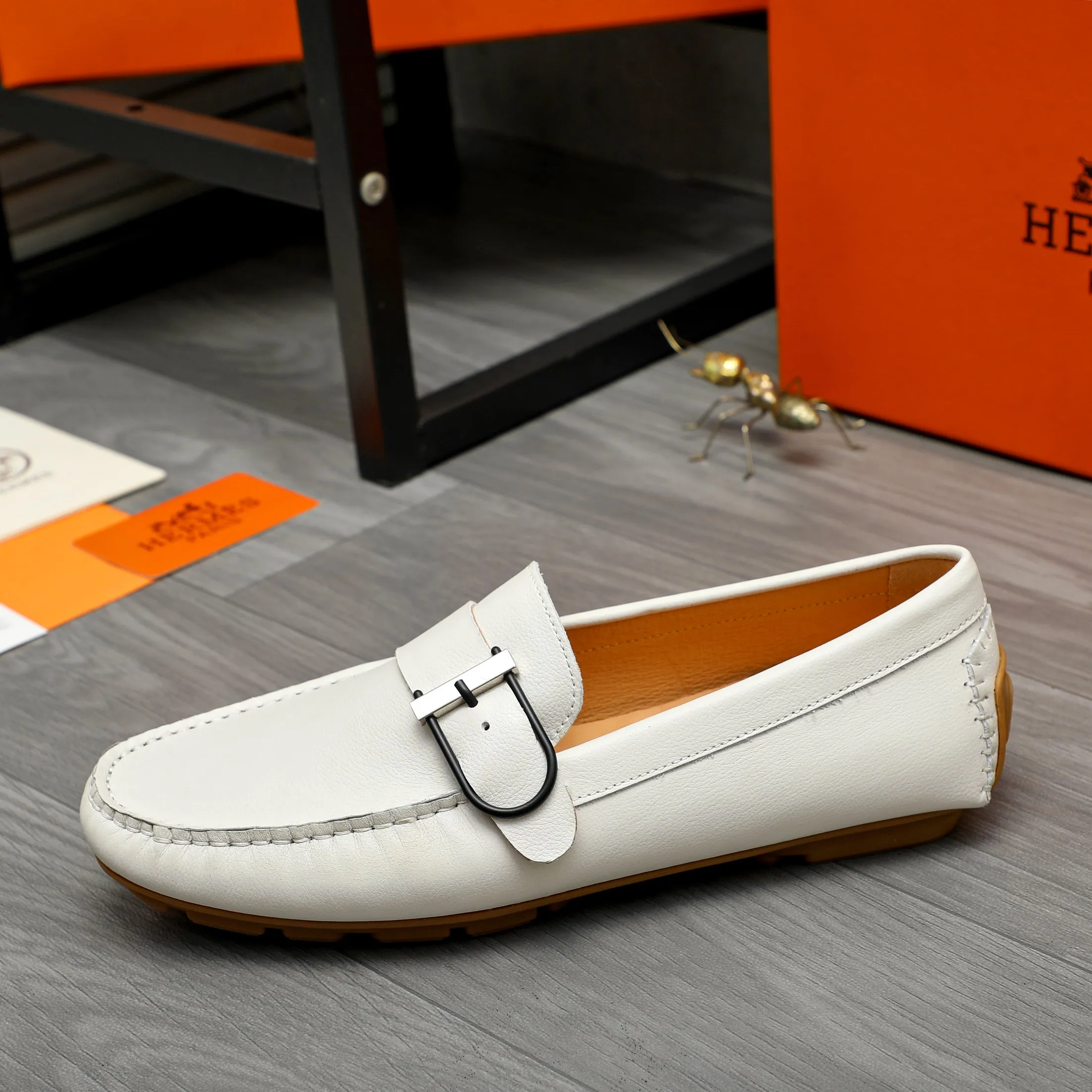 P380 Product trademark: HERMES "Hermes" casual slip-on men's shoes. Regular size: 38-44 Product material: Selected small pebbled cowhide upper, pigskin lining, rubber outsole